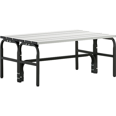 Une table rectangulaire, des lattes de bois gris clair sur un cadre noir. Les pieds sont courbés et la table est pliable.