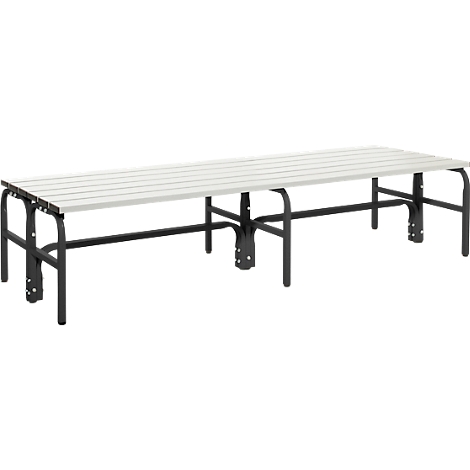 Un long banc blanc avec une assise à lattes et un cadre en métal noir. Le banc est autoportant.
