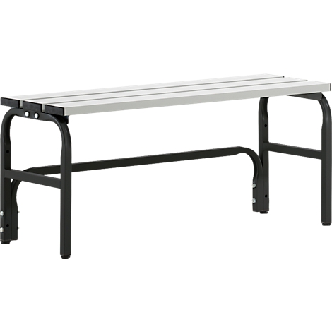 Banc gris avec cadre en métal noir. L'assise est en lattes de bois. Sur fond blanc.
