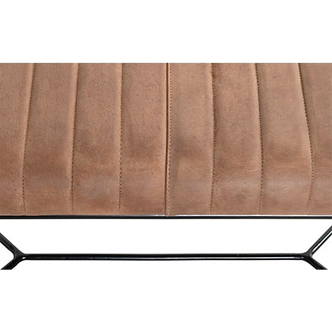 Banc rembourré avec assise marron et cadre en métal noir.