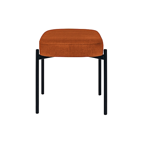 Un tabouret orange avec une assise carrée et des pieds en métal noir.
