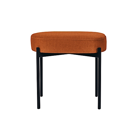 Un tabouret ovale orange avec des pieds en métal noir, isolé.
