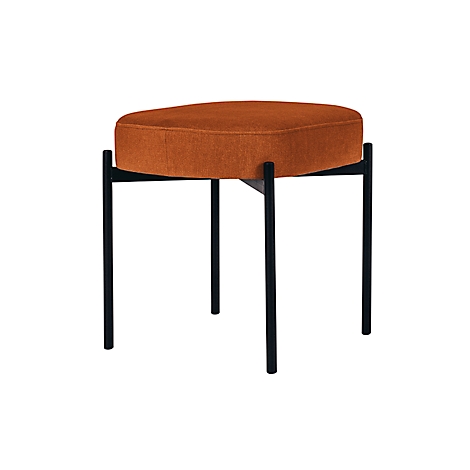 Un tabouret orange avec une assise carrée sur un cadre en métal noir.