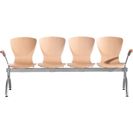 Cuatro sillas de madera con respaldos curvos, conectadas por una estructura metálica.
