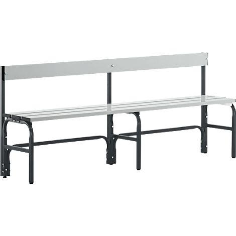 Banco gris con respaldo y patas negras. Perfecto para zonas de espera o exteriores.