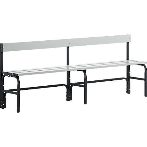 Un banco de parque gris con respaldo y patas de metal negro.