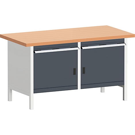 Banco de trabajo con tapa de madera, marco blanco y puertas grises.
