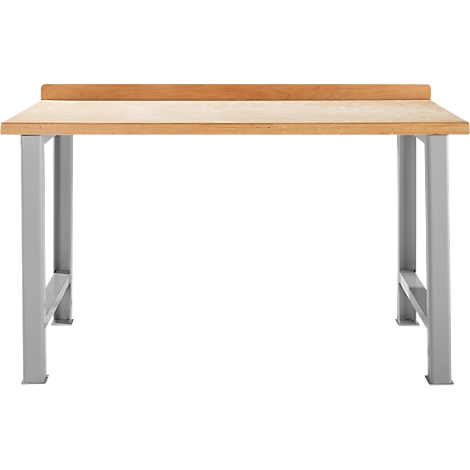 Un banco de trabajo con una tapa de madera y patas de metal plateado sobre un fondo blanco.