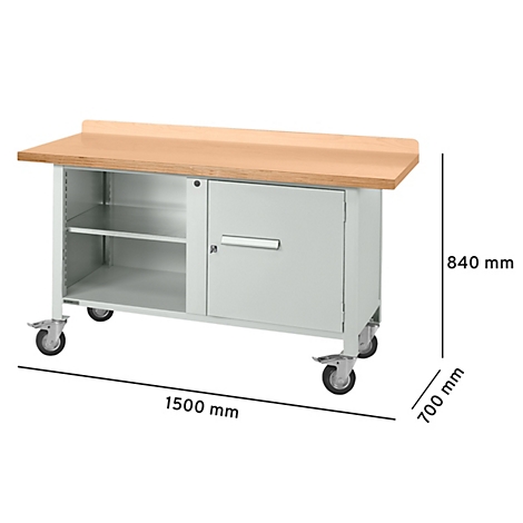 Banco de trabajo con encimera de madera, cuerpo de metal gris, puertas de armario y rodillos. Dimensiones: 1500 x 700 x 840 mm.