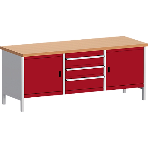 Banco de trabajo con cuerpo rojo, encimera de madera, cajones y puertas de armario. Marcos y patas blancos.
