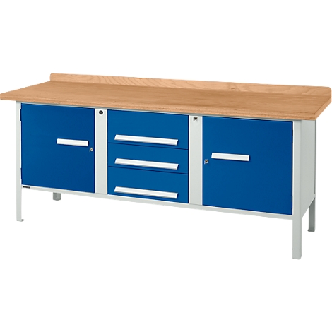 Banco de trabajo con puertas y cajones azules, tapa de madera clara y patas claras.