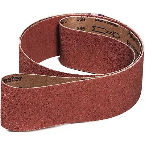 Une bande abrasive enroulée en rouge rouille, avec des impressions comme "Polyester" et "Made in Germany".