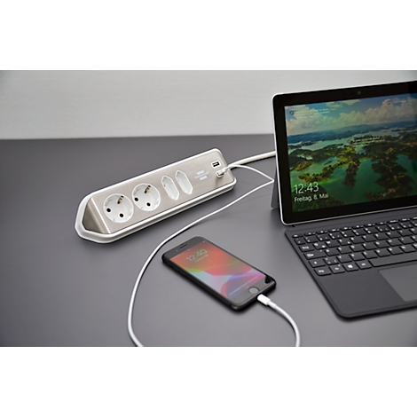 Prise multiple grise avec ordinateur portable et smartphone, les deux sont en charge.