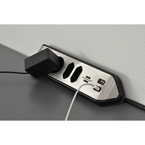 Rallonge, acier inoxydable, avec prises, ports USB et adaptateur secteur branché.