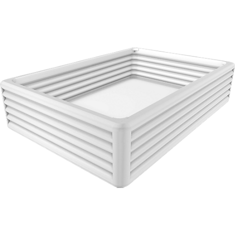 Una piscina para niños rectangular blanca con ranuras horizontales. La superficie lisa está vacía.