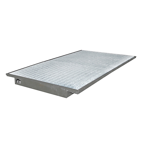 Una plataforma metálica rectangular, ligeramente elevada, con una superficie corrugada. Está sobre un fondo blanco.