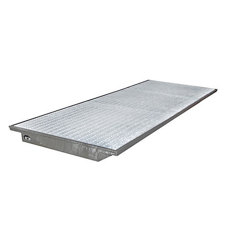 Elemento de rejilla gris. Rectangular, metálico, ligeramente angulado, sobre fondo blanco.