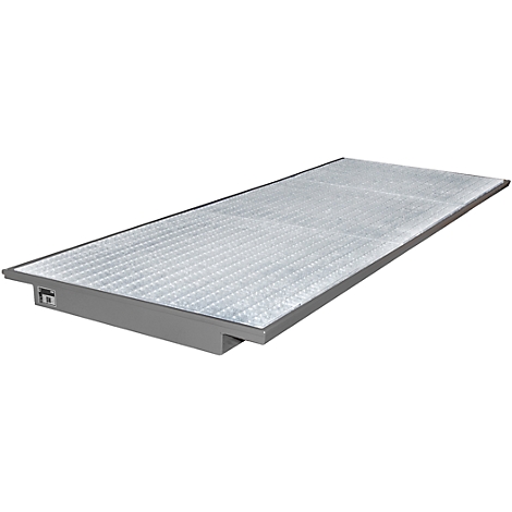 Plataforma rectangular gris con superficie a cuadros y marco metálico. Vista detallada con sombras.