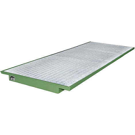 Plataforma rectangular verde cubierta con una superficie metálica acanalada. La plataforma está ligeramente elevada.