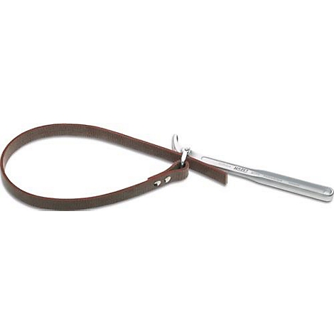 Een bruine lederen riem oliefiltersleutel met een zilverkleurig gereedschap.