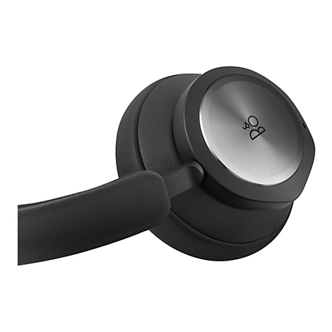 Nahaufnahme einer schwarzen Kopfhörermuschel mit silberner Metalloberfläche und B&O Logo.