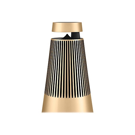Goldener Bang & Olufsen Lautsprecher mit Lamellen-Design auf weißem Hintergrund.