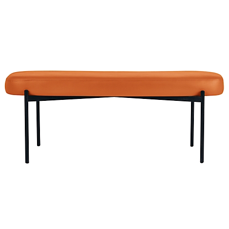 Oranje bank met zwart metalen frame, afgeronde vorm.