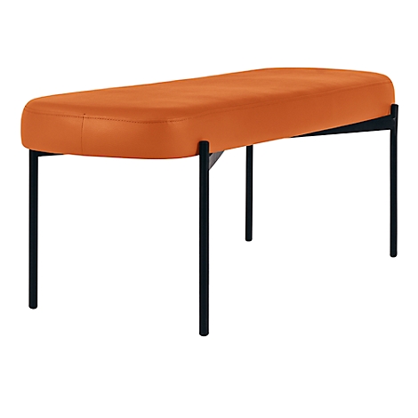 Een oranje bank met zwarte poten. De zitting is gewatteerd, de poten zijn minimalistisch.