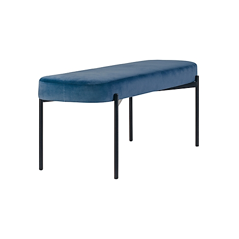 Blau fluwelen bank op zwarte metalen poten, geïsoleerd op witte achtergrond.