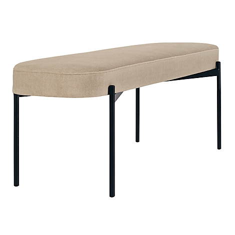 Beige gestoffeerde bank met zwarte metalen poten.