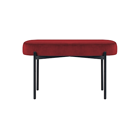 Rode fluwelen bank op zwarte metalen poten. Minimalistisch design, elegante esthetiek.