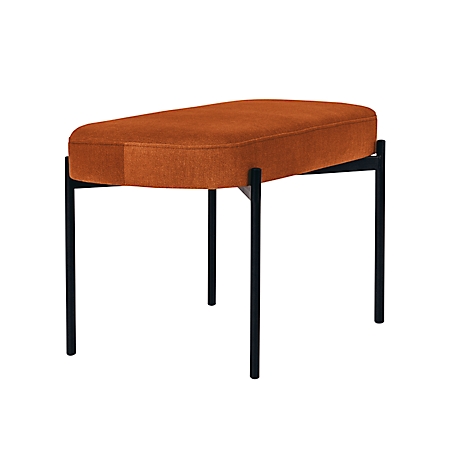 Een oranje kruk met een zwart metalen frame.