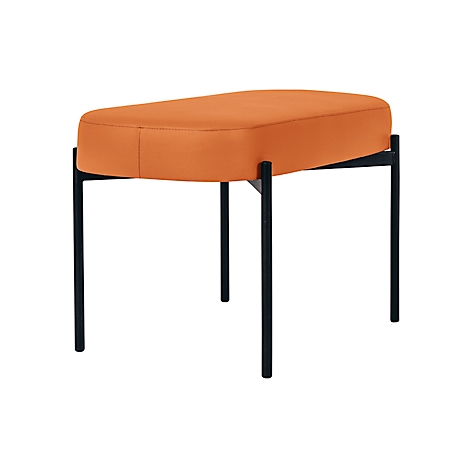 Een oranje gestoffeerde kruk met zwarte metalen poten. Rechthoekige zitting, afgeronde hoeken.