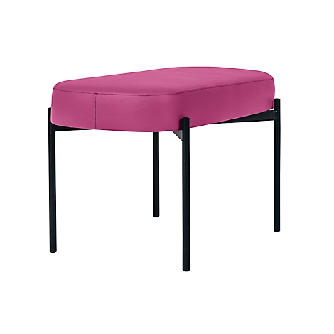 Een roze, ovaalvormige kruk met zwarte metalen poten. Gevoerde zitting.