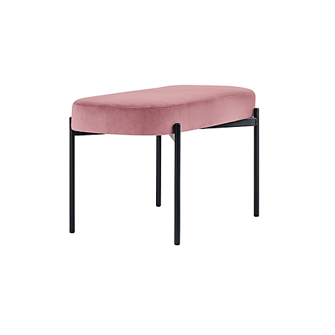 Een roze fluwelen hocker met zwarte, slanke metalen poten, geïsoleerd tegen een witte achtergrond.