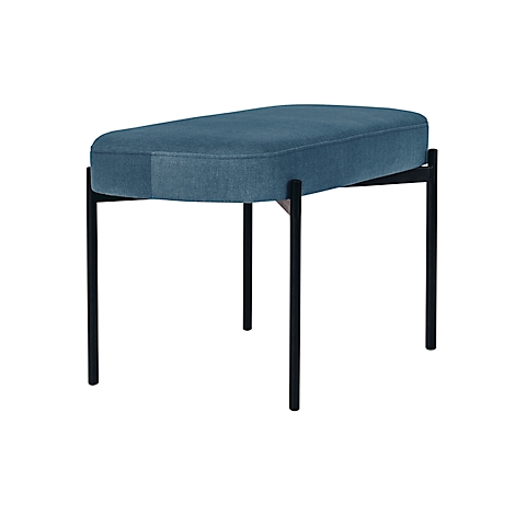 Blau gestoffeerde kruk met zwarte metalen poten. De zitting is rechthoekig en licht gebogen.