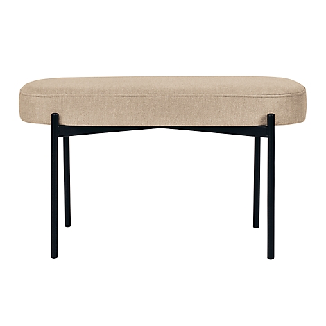 Beige bank met zwart metalen frame.