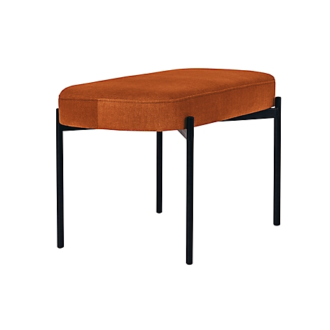 Een oranje kruk met een zwart metalen frame.