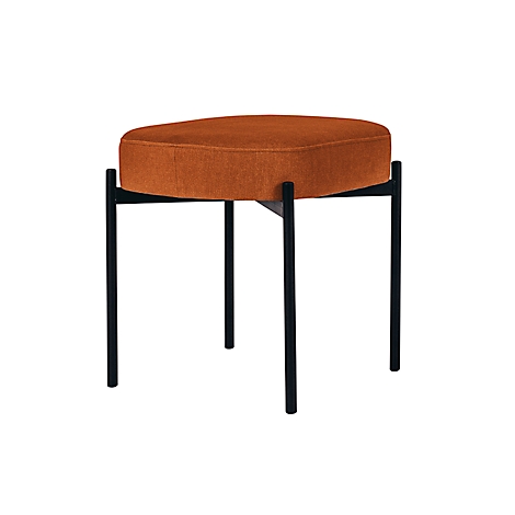 Oranje gestoffeerde kruk met zwarte metalen poten. Vierkante zitting, minimalistisch design.