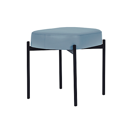 Blau krukje met zwart metalen frame. De zitting is ovaal en bekleed.