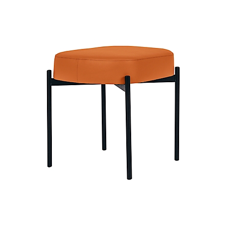 Een oranje kruk met een rechthoekige zitting op zwarte metalen poten.