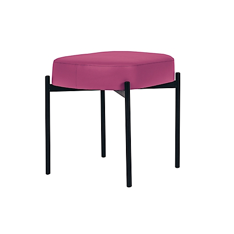 Een roze kruk met zwarte metalen poten, geïsoleerd op een witte achtergrond.