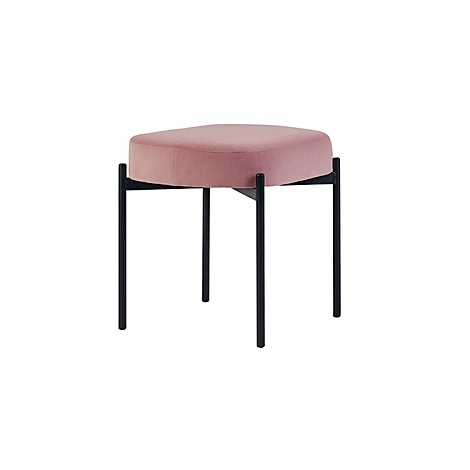 Een roze, gestoffeerde kruk met zwarte, slanke metalen poten. Hij staat tegen een witte achtergrond.