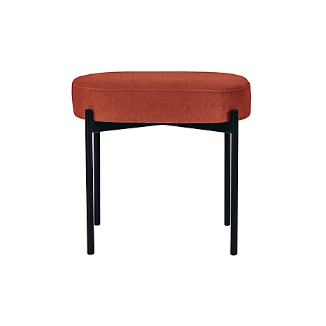 Ovale bakstenen, rood beklede bank, zwart metalen frame. Eenvoudig, modern ontwerp.