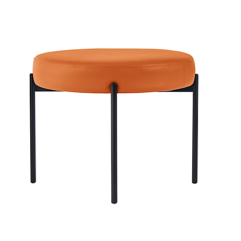 Oranje ronde kruk met zwarte metalen poten, geïsoleerd op witte achtergrond.