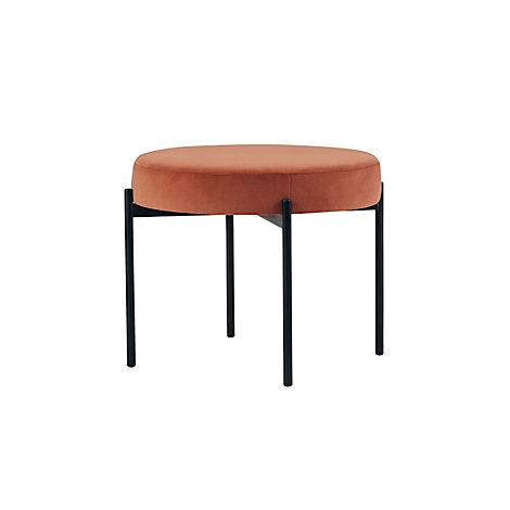 Ronde, koraalkleurige kruk met een zwart metalen frame.