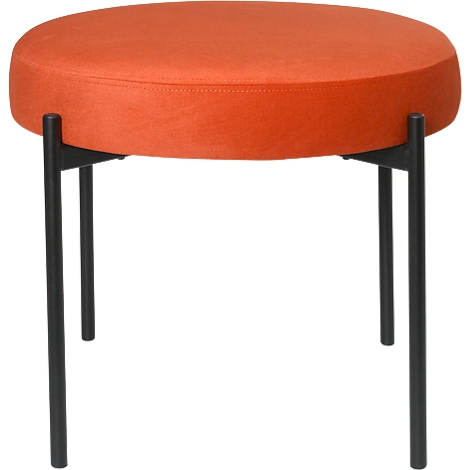 Ronde, oranje kruk met zwarte metalen poten. De zitting is gewatteerd en de poten staan in een hoek naar buiten.