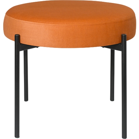 Ronde, oranje kruk met zwarte metalen poten. De zitting is gewatteerd.
