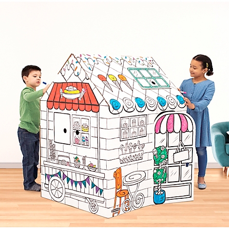 Deux enfants colorent une maison de jeu en forme de camion de crème glacée. La maison a de nombreux détails : glaces, bonbons et décorations.