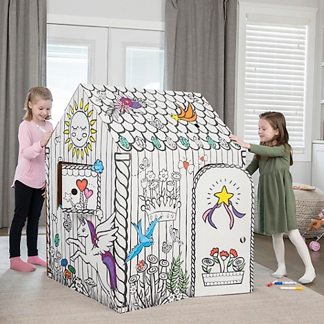 Deux filles jouent dans une maison de coloriage, décorée d'images colorées. L'une dessine, l'autre tient la porte.